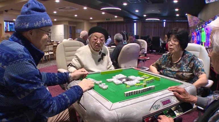 Los ancianos juegan en el casino